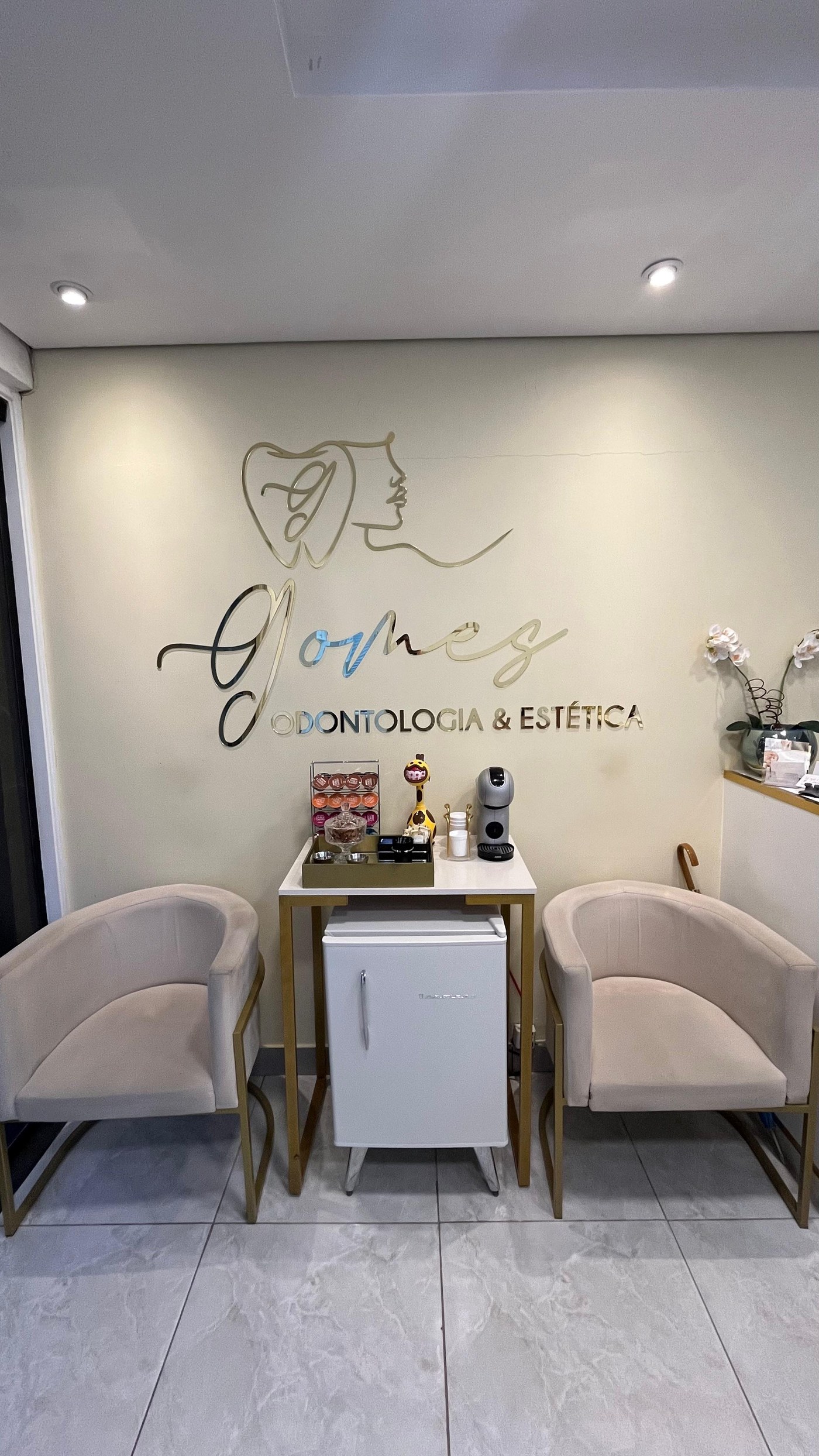 Ambiente de recepção da Gomes Odontologia & Estética