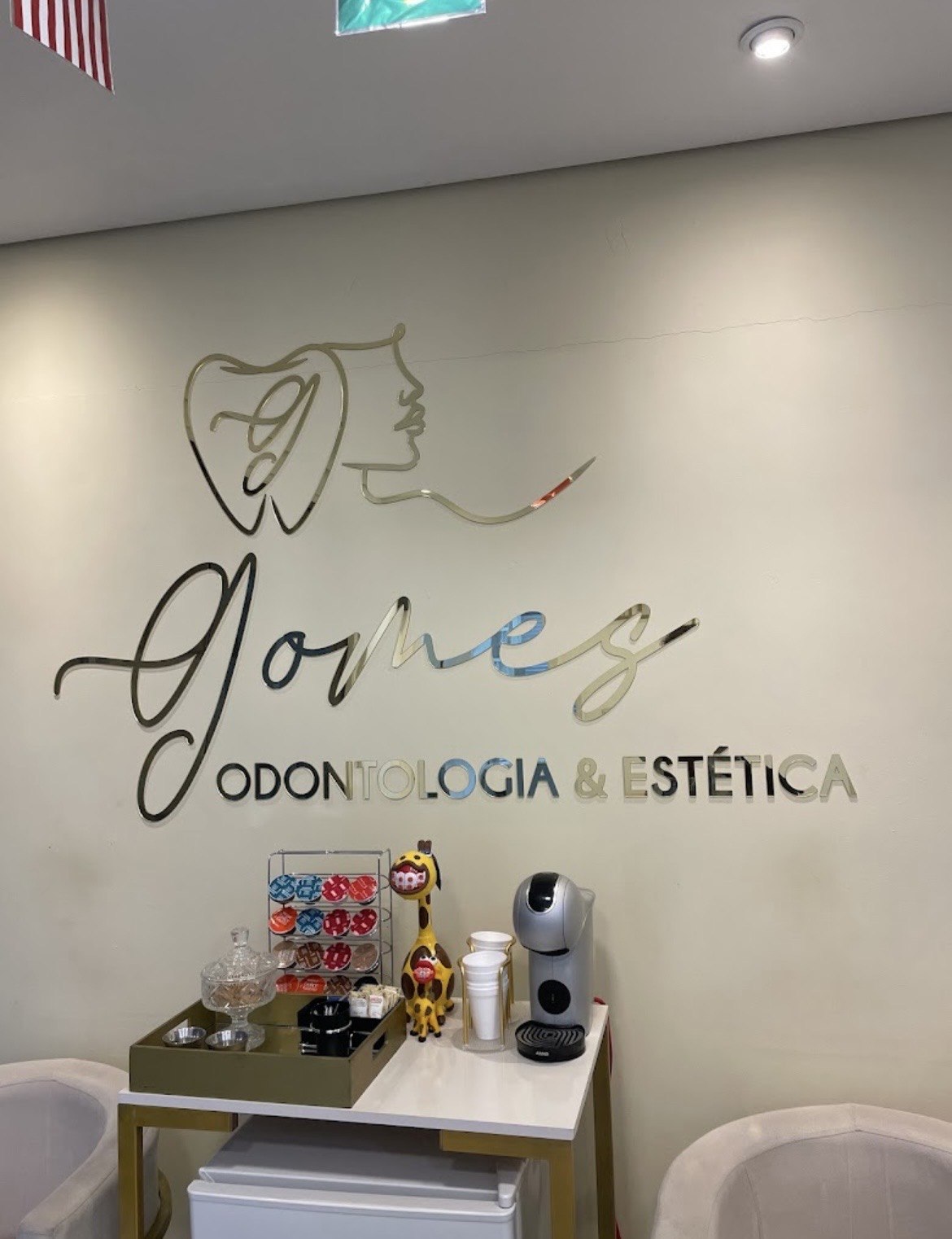 Recepção com a logo oficial da clínica