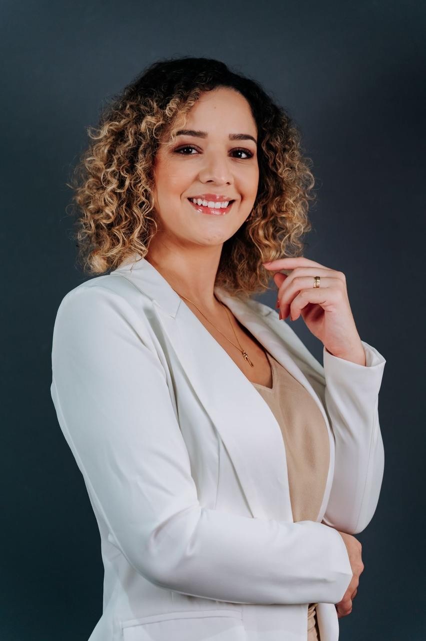 Dra. Alanis Gomes, Cirurgiã-Dentista